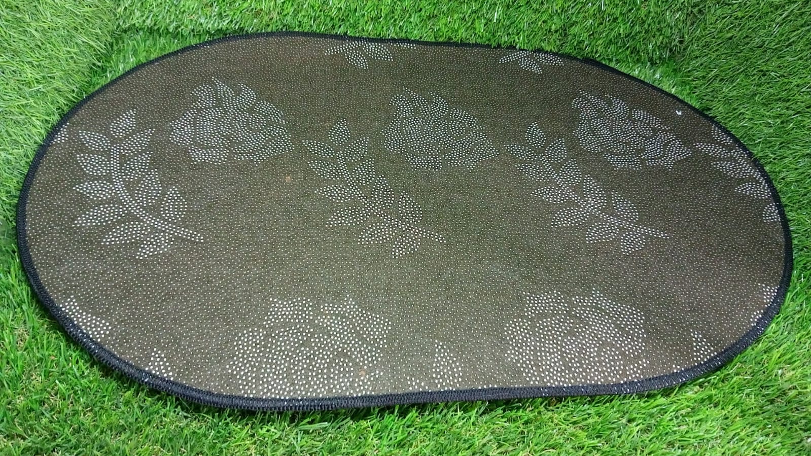 Slip-resistant bathroom rug with instant drying feature Slip-resistant bathroom rug with instant drying feature
